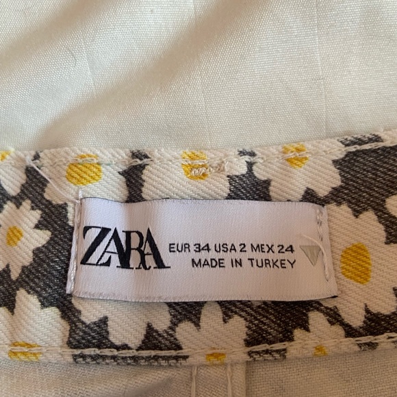 Short Zara à fleurs. Taille haute.
Floral  Daisy print high waist Denim  short - Picture 3 of 3